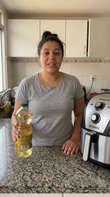 Criadora cozinhando com a air fryer