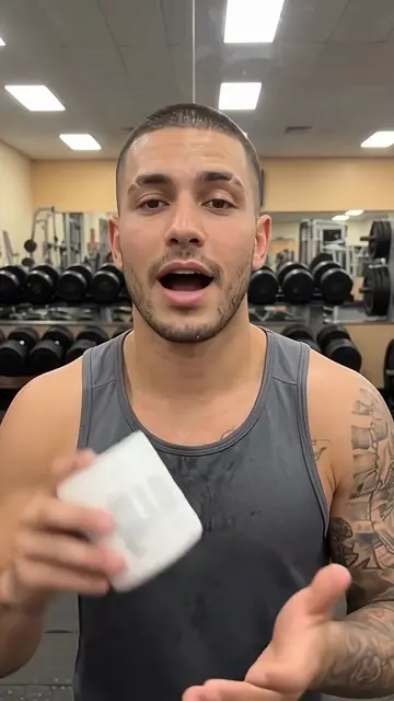 Criador mostrando a creatina na academia