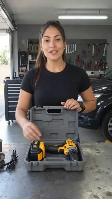 Criadora testando a furadeira na garagem