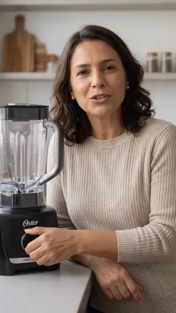 Criadora falando do liquidificador na cozinha